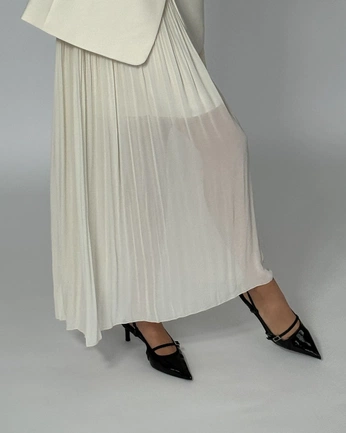 A cover of "Clothes (fem)" cluster. The owner is swordmahes. The cluster consists of 64 elements.