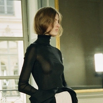 A cover of "LOOKS" cluster. The owner is maddicasaiz. The cluster consists of 2 elements.