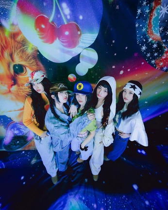 A cover of "NewJeans" cluster. The owner is greenmochi. The cluster consists of 7 elements.