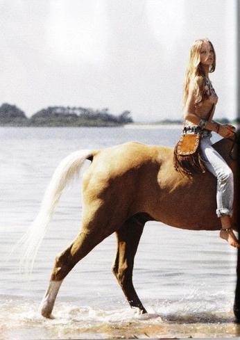 A cover of "Giddy up" cluster. The owner is chelseahood. The cluster consists of 9 elements.