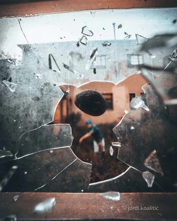 A cover of "Views through openings" cluster. The owner is saraflatten. The cluster consists of 2 elements.