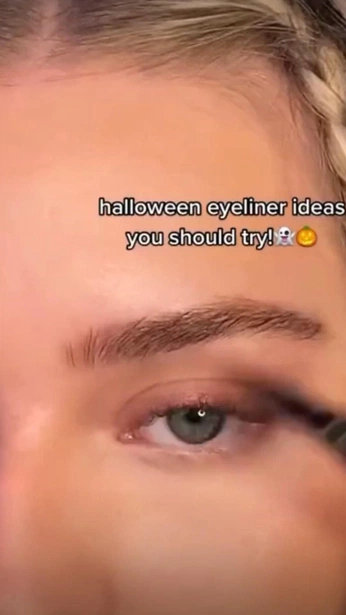 A cover of "Makeup Ideas" cluster. The owner is phoe.thefoe. The cluster consists of 131 elements.