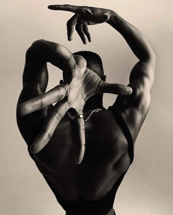 A cover of "Cuerpos" cluster. The owner is dianadguezz. The cluster consists of 36 elements.