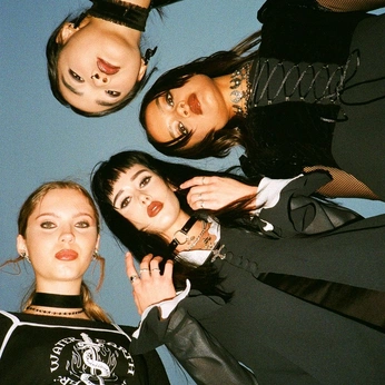 A cover of "Noisy Requiem" cluster. The owner is hemeraphotograph. The cluster consists of 16 elements.