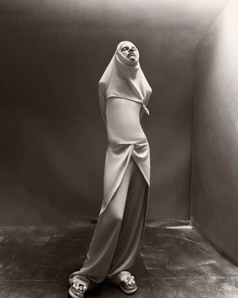 A cover of "Dark" cluster. The owner is maizieray. The cluster consists of 3 elements.