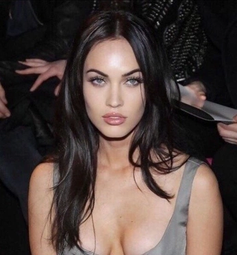 A cover of "Megan Fox make up." cluster. The owner is minaaaa. The cluster consists of 1 element.