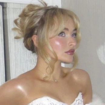 A cover of "looks" cluster. The owner is adelineb. The cluster consists of 12 elements.