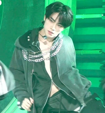 A cover of "♡ Xiaojun ♡" cluster. The owner is frequentlykit. The cluster consists of 134 elements.