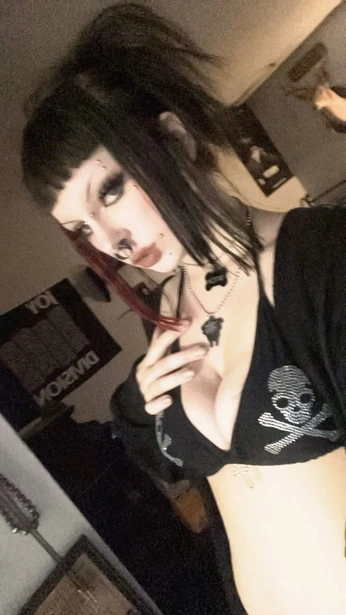 A cover of "Alt sluts <3 🥀" cluster. The owner is addicteduwu. The cluster consists of 45 elements.