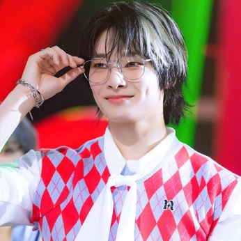 A cover of "Jeongin" cluster. The owner is forgetful.cherry. The cluster consists of 82 elements.