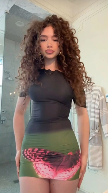 A cover of "gurls" cluster. The owner is elnazes. The cluster consists of 2 elements.