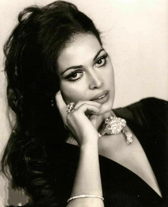 A cover of "glamour" cluster. The owner is ibdesigning. The cluster consists of 28 elements.