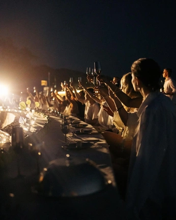 A cover of "dinning" cluster. The owner is annnbuuu. The cluster consists of 1 element.