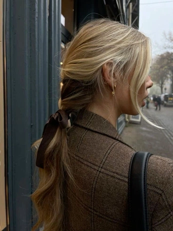 A cover of "makeup" cluster. The owner is astrathemad. The cluster consists of 2 elements.