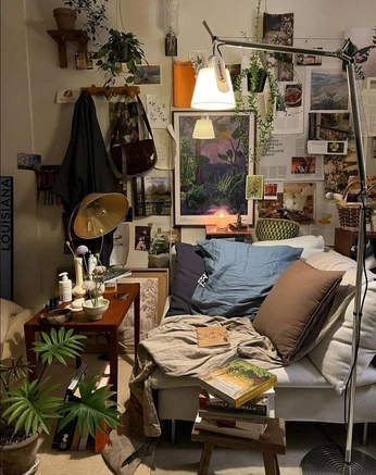 A cover of "Bedroom 🐾" cluster. The owner is izzbee25. The cluster consists of 6 elements.