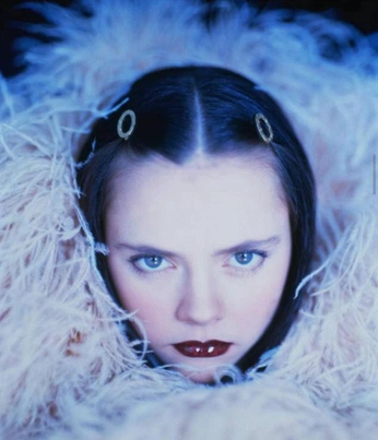 A cover of "beauty" cluster. The owner is doasalicedoes. The cluster consists of 17 elements.