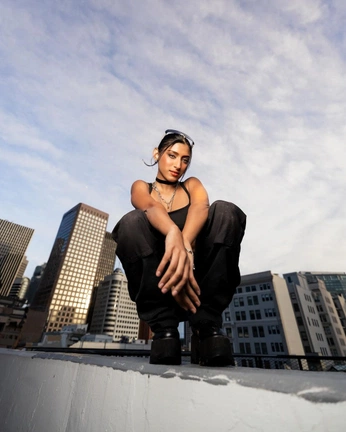 A cover of "Rooftop" cluster. The owner is irivision. The cluster consists of 2 elements.