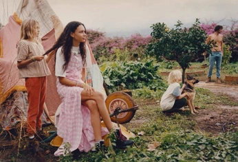 A cover of "living" cluster. The owner is zurirosalino. The cluster consists of 6 elements.