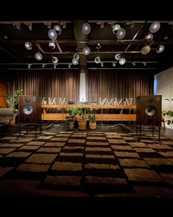 A cover of "B&W Experience" cluster. The owner is host09. The cluster consists of 12 elements.