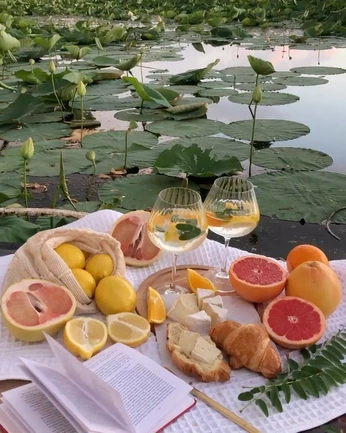 A cover of "Aesthetic" cluster. The owner is dawnstudios. The cluster consists of 7 elements.