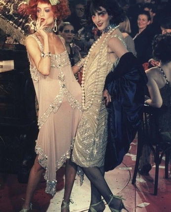 A cover of "Born2sing gatsby nye" cluster. The owner is anuthida. The cluster consists of 9 elements.