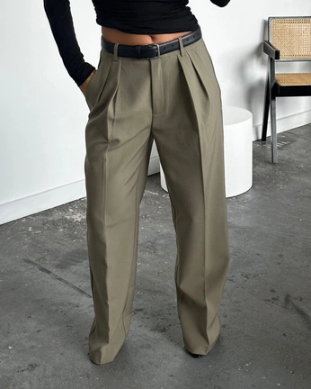 A cover of "A om" cluster. The owner is alma.c. The cluster consists of 5 elements.