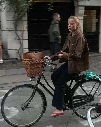 A cover of "Wave on the Street" cluster. The owner is workstreet. The cluster consists of 45 elements.