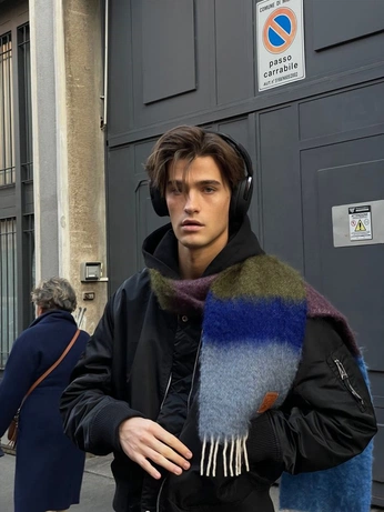 A cover of "Hair" cluster. The owner is sungay. The cluster consists of 3 elements.