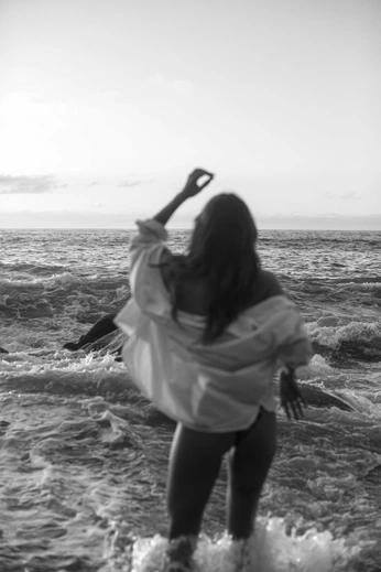 A cover of "To the sea" cluster. The owner is melisa. The cluster description is "Echoes of fleeting moments, captured in stillness.". The cluster consists of 74 elements.