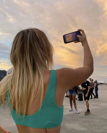 A cover of "sarah cameron" cluster. The owner is softbutevil. The cluster description is "aesthetic l outer banks | obx l Sarah Elizabeth Cameron". The cluster consists of 717 elements.