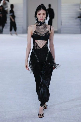 A cover of "fashion :3" cluster. The owner is thejayster. The cluster consists of 2 elements.