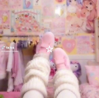 A cover of "cutecore obsession" cluster. The owner is h4nabanana. The cluster consists of 86 elements.