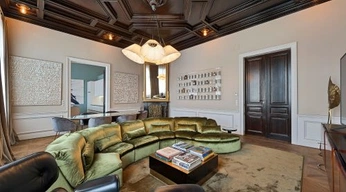 A cover of "Vienna" cluster. The owner is versace. The cluster consists of 4 elements.