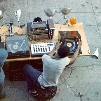 A cover of "DJ" cluster. The owner is ssence. The cluster consists of 4 elements.