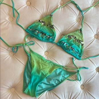 A cover of "bikinis" cluster. The owner is beccadenise. The cluster consists of 19 elements.