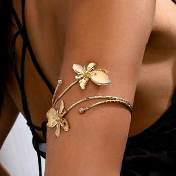 A cover of "jewellery" cluster. The owner is sarahelianne. The cluster consists of 99 elements.