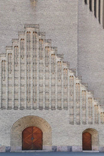 A cover of "gaud" cluster. The owner is goodkompani. The cluster consists of 3 elements.