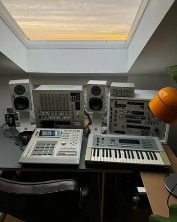 A cover of "Home studio" cluster. The owner is saac.wav. The cluster consists of 12 elements.
