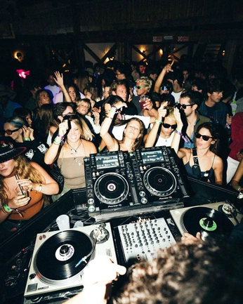 A cover of "Calgary" cluster. The owner is smithbarry. The cluster consists of 4 elements.