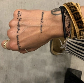 A cover of "tattoo" cluster. The owner is jupolimeni. The cluster consists of 13 elements.