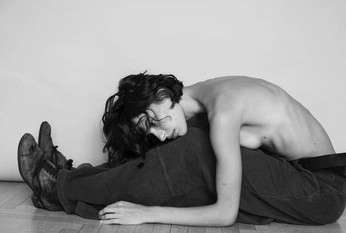 A cover of "poses" cluster. The owner is truly.justine. The cluster consists of 2 elements.