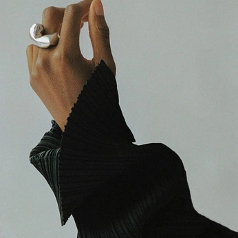 A cover of "Shoot me" cluster. The owner is juliahfigueroa. The cluster consists of 4 elements.