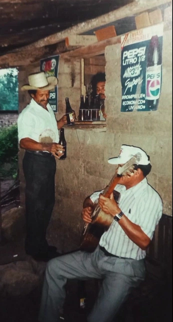 A cover of "Casa Loy Tequilera | Aes" cluster. The owner is ajonegromkt. The cluster consists of 29 elements.