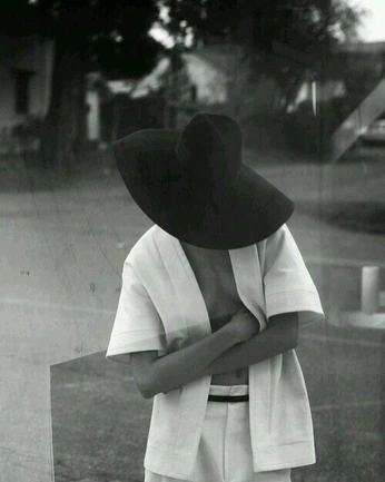 A cover of "Black and White" cluster. The owner is justt.jutahhhh. The cluster consists of 92 elements.