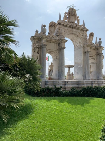 A cover of "amateur photography" cluster. The owner is steftotino. The cluster description is "november 19th 1990.". The cluster consists of 105 elements.