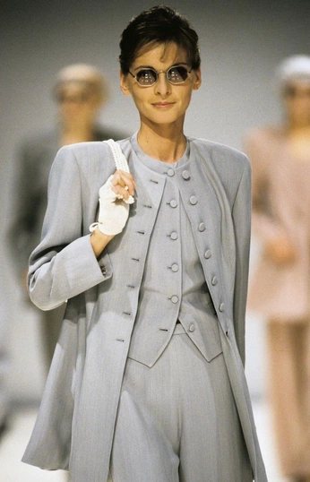 A cover of "Runways" cluster. The owner is laceca. The cluster consists of 3 elements.