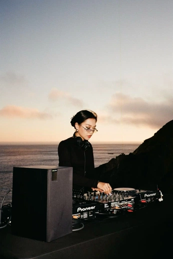 A cover of "DJ" cluster. The owner is tawarcuri. The cluster consists of 27 elements.