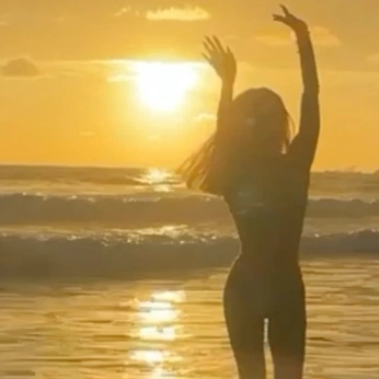 A cover of "Beach Dance" cluster. The owner is kyleniego. The cluster consists of 6 elements.