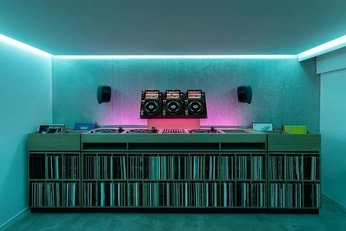 A cover of "DJ" cluster. The owner is thedani. The cluster consists of 21 elements.