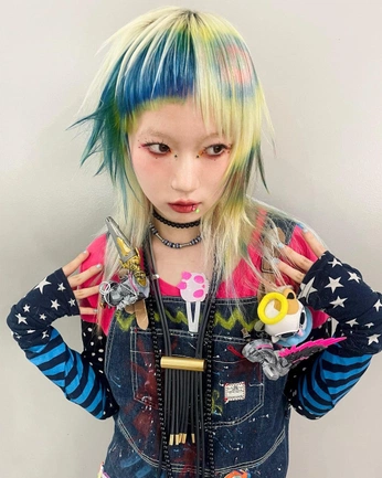 A cover of "Pretty people ( ๑‾̀◡‾́)✨" cluster. The owner is aziryuu111. The cluster consists of 98 elements.